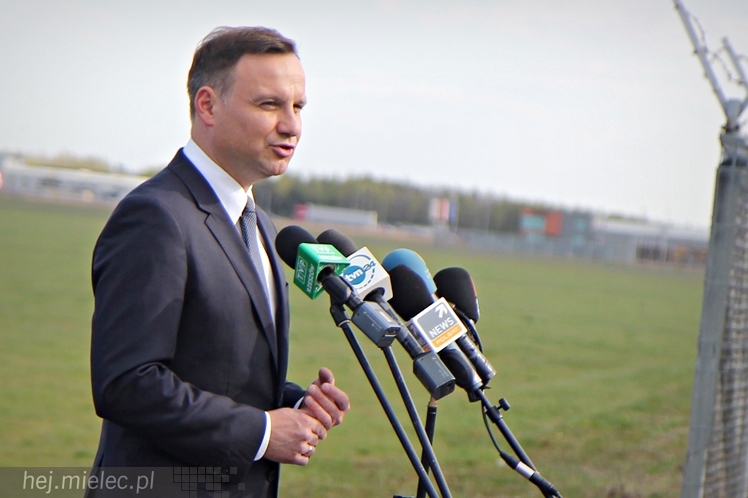 Andrzej Duda w Mielcu. Konferencja prasowa ws. przetargu na śmigłowce dla wojska