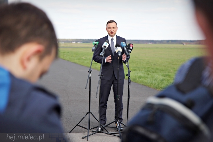 Andrzej Duda w Mielcu. Konferencja prasowa ws. przetargu na śmigłowce dla wojska