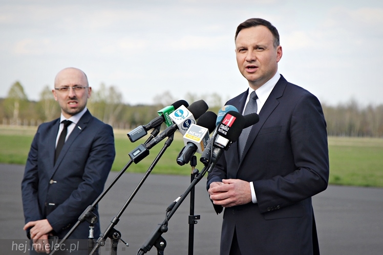 Andrzej Duda w Mielcu. Konferencja prasowa ws. przetargu na śmigłowce dla wojska