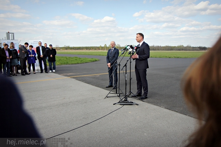 Andrzej Duda w Mielcu. Konferencja prasowa ws. przetargu na śmigłowce dla wojska