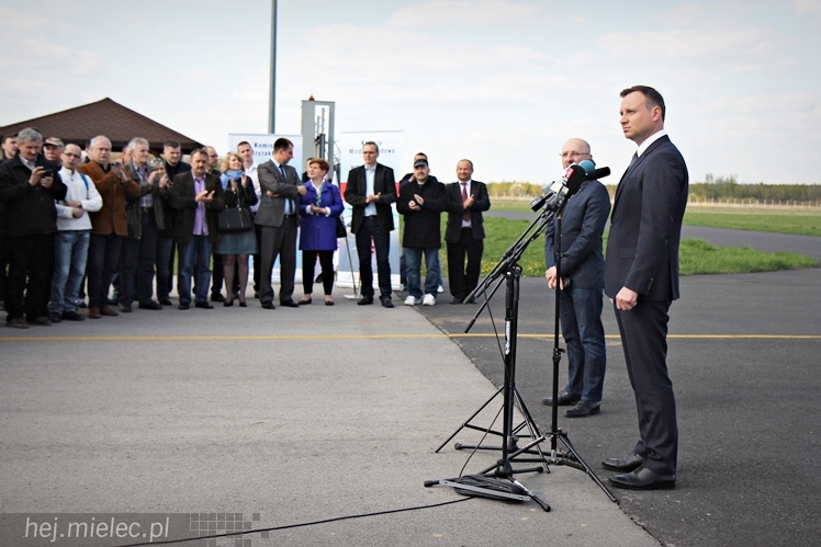 Andrzej Duda w Mielcu. Konferencja prasowa ws. przetargu na śmigłowce dla wojska