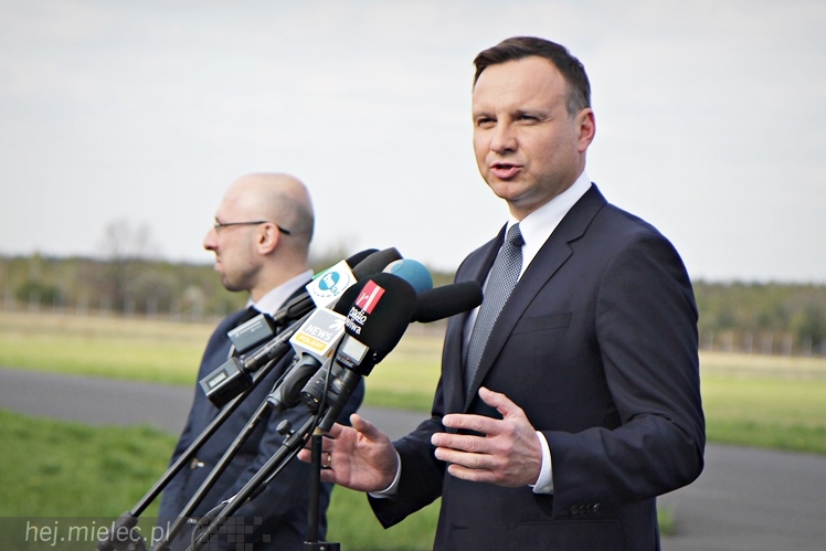 Andrzej Duda w Mielcu. Konferencja prasowa ws. przetargu na śmigłowce dla wojska
