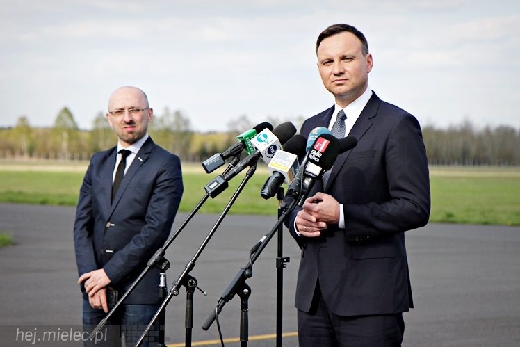 Andrzej Duda w Mielcu. Konferencja prasowa ws. przetargu na śmigłowce dla wojska