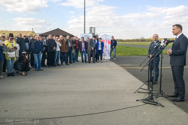 Andrzej Duda w Mielcu. Konferencja prasowa ws. przetargu na śmigłowce dla wojska