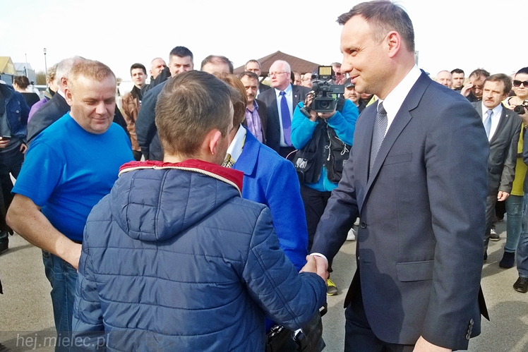 Andrzej Duda w Mielcu. Konferencja prasowa ws. przetargu na śmigłowce dla wojska