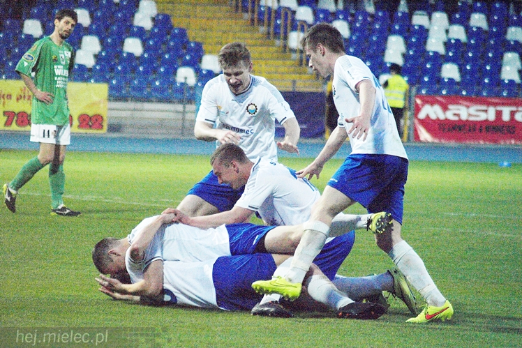Lider 2 ligi piłkarskiej poległ w Mielcu!