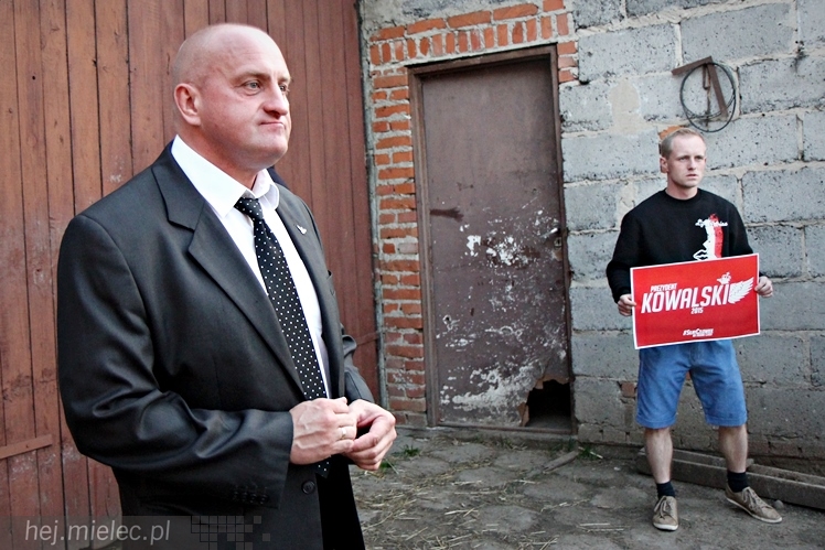 Kandydat na urząd Prezydenta RP Marian Kowalski w gospodarstwie w Złotnikach
