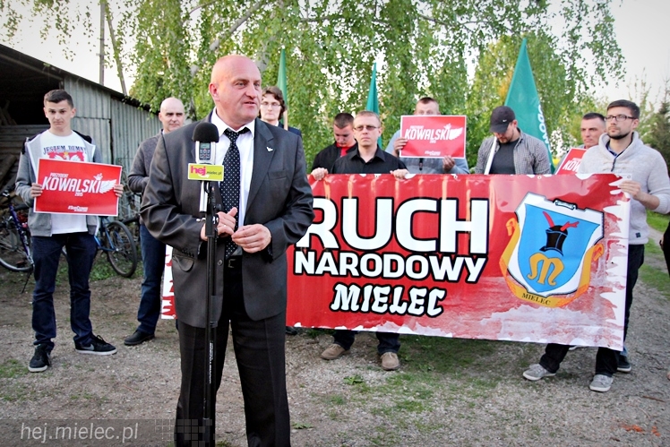 Kandydat na urząd Prezydenta RP Marian Kowalski w gospodarstwie w Złotnikach