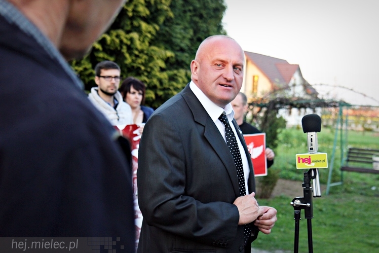 Kandydat na urząd Prezydenta RP Marian Kowalski w gospodarstwie w Złotnikach