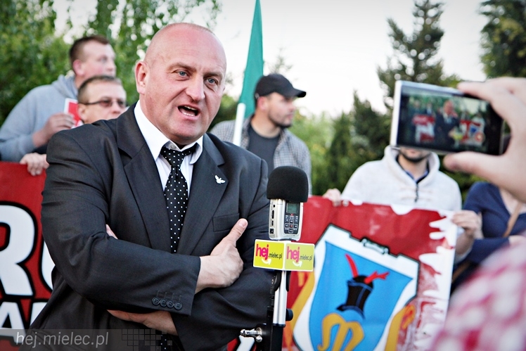 Kandydat na urząd Prezydenta RP Marian Kowalski w gospodarstwie w Złotnikach