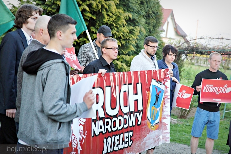 Kandydat na urząd Prezydenta RP Marian Kowalski w gospodarstwie w Złotnikach