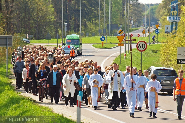 Wierni poszli do kapliczki na Biesiadce