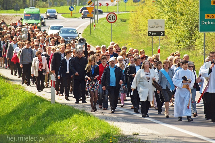 Wierni poszli do kapliczki na Biesiadce