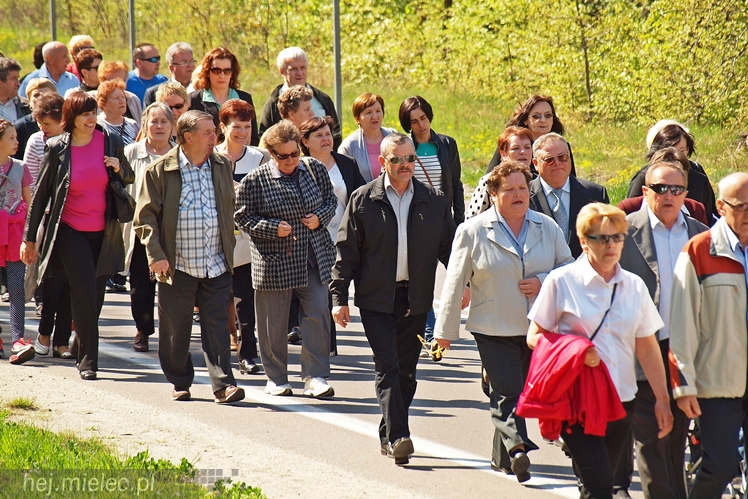 Wierni poszli do kapliczki na Biesiadce