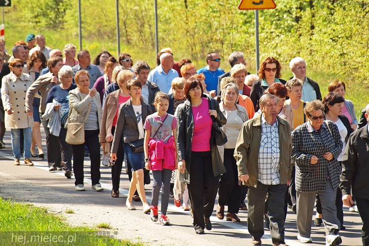 Wierni poszli do kapliczki na Biesiadce