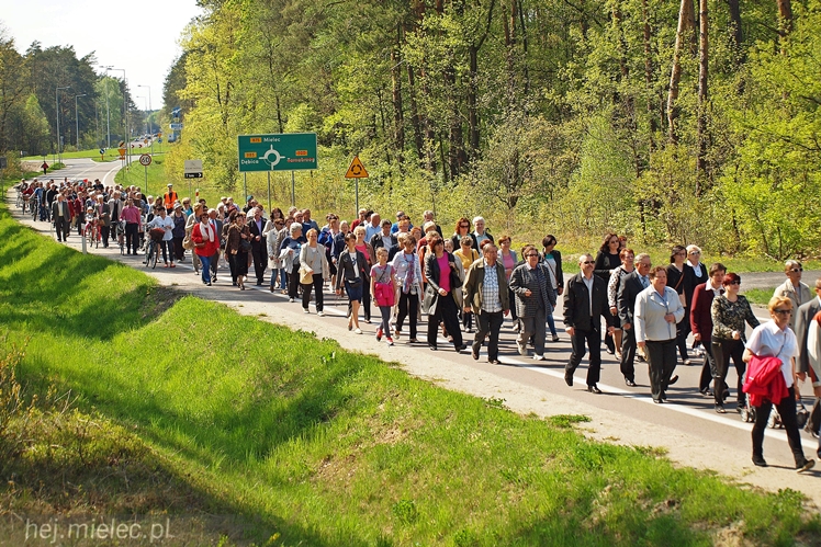 Wierni poszli do kapliczki na Biesiadce