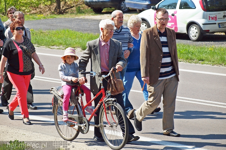 Wierni poszli do kapliczki na Biesiadce