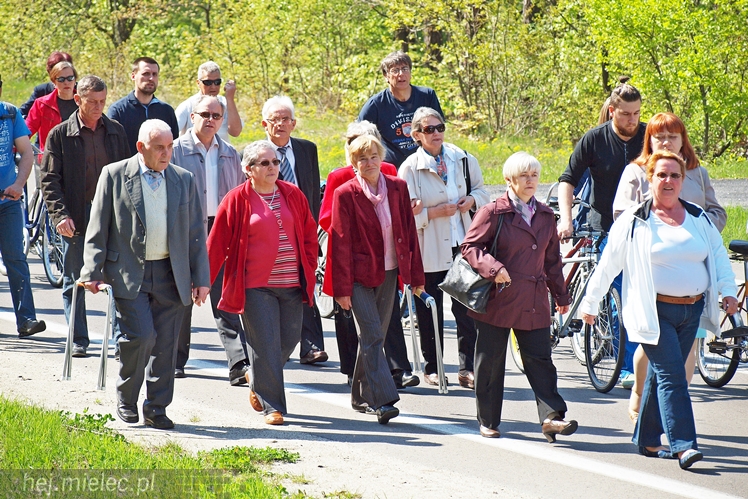 Wierni poszli do kapliczki na Biesiadce