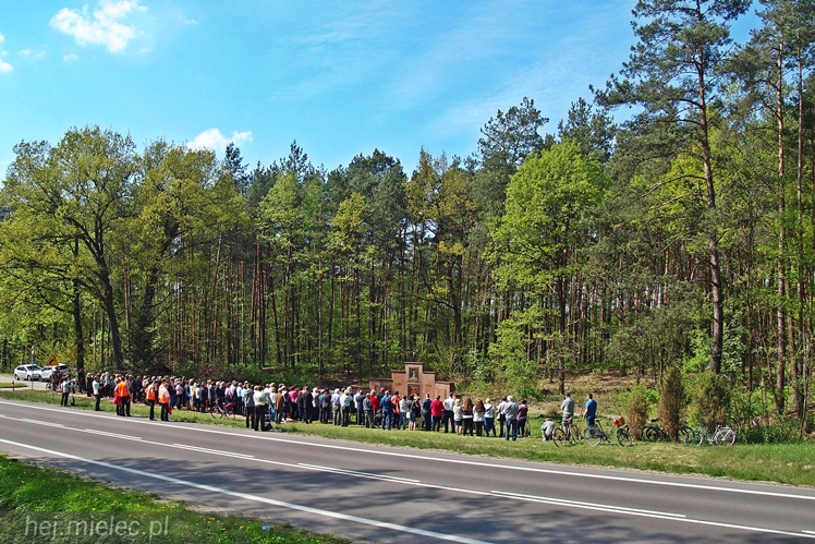 Wierni poszli do kapliczki na Biesiadce