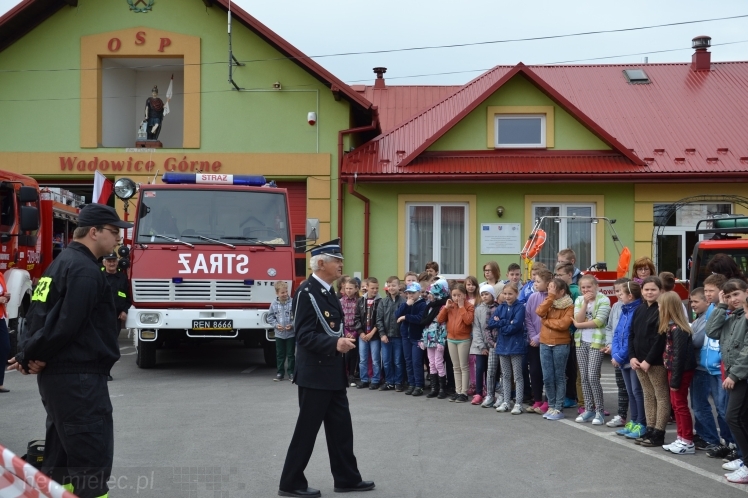 Pokaz strażaków z OSP Wadowice Górne dla uczniów