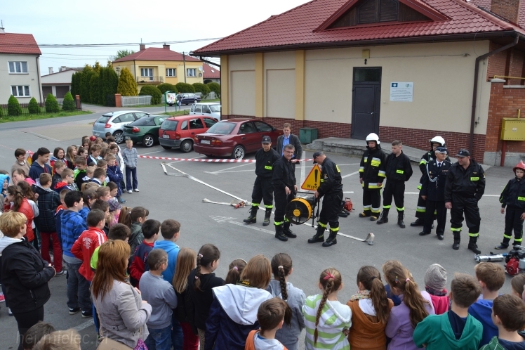 Pokaz strażaków z OSP Wadowice Górne dla uczniów