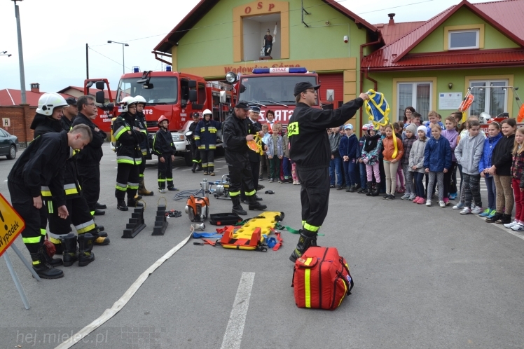Pokaz strażaków z OSP Wadowice Górne dla uczniów