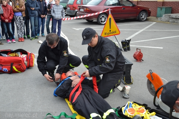 Pokaz strażaków z OSP Wadowice Górne dla uczniów