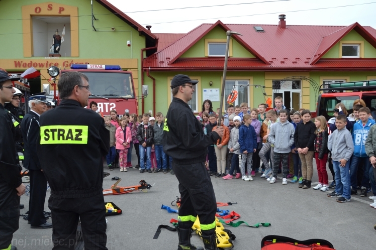 Pokaz strażaków z OSP Wadowice Górne dla uczniów