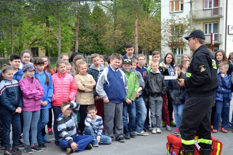 Pokaz strażaków z OSP Wadowice Górne dla uczniów