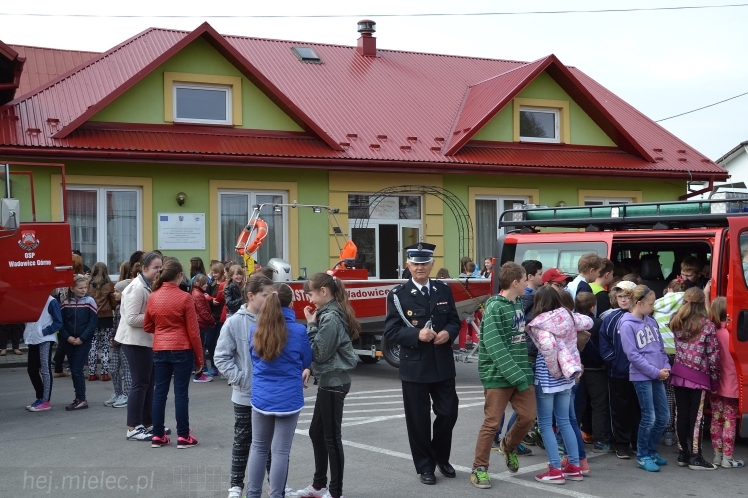 Pokaz strażaków z OSP Wadowice Górne dla uczniów