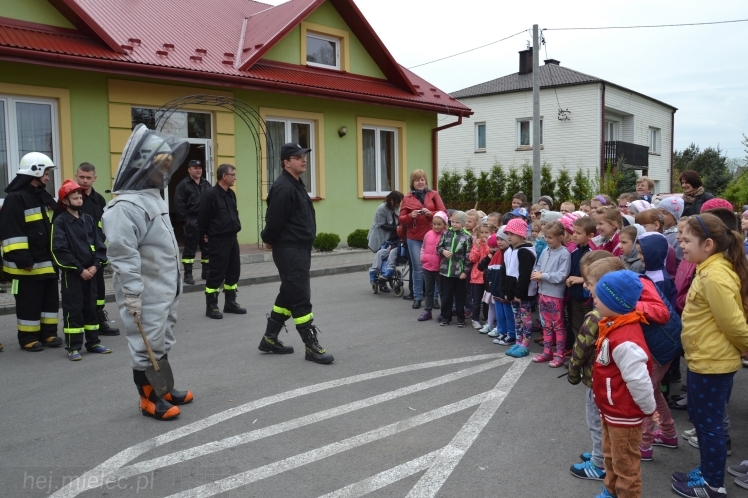 Pokaz strażaków z OSP Wadowice Górne dla uczniów