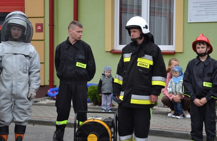 Pokaz strażaków z OSP Wadowice Górne dla uczniów