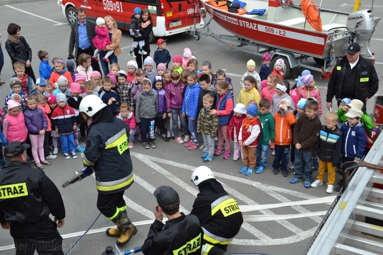 Pokaz strażaków z OSP Wadowice Górne dla uczniów