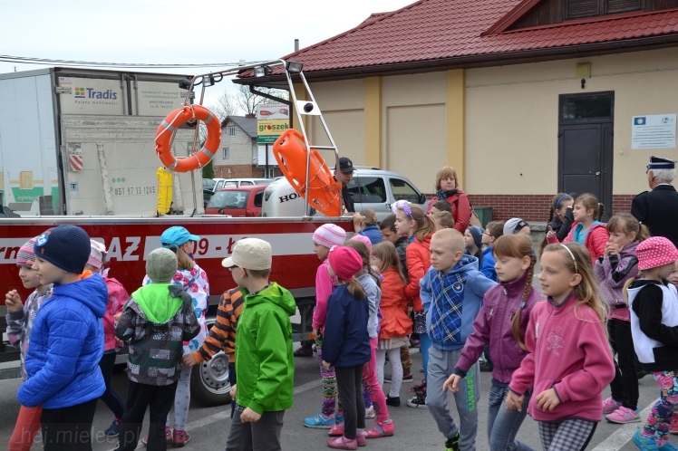 Pokaz strażaków z OSP Wadowice Górne dla uczniów