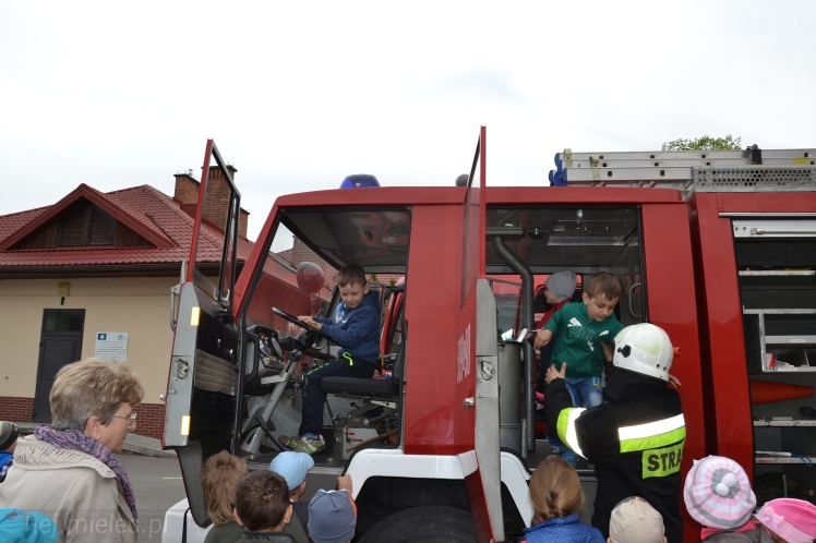 Pokaz strażaków z OSP Wadowice Górne dla uczniów
