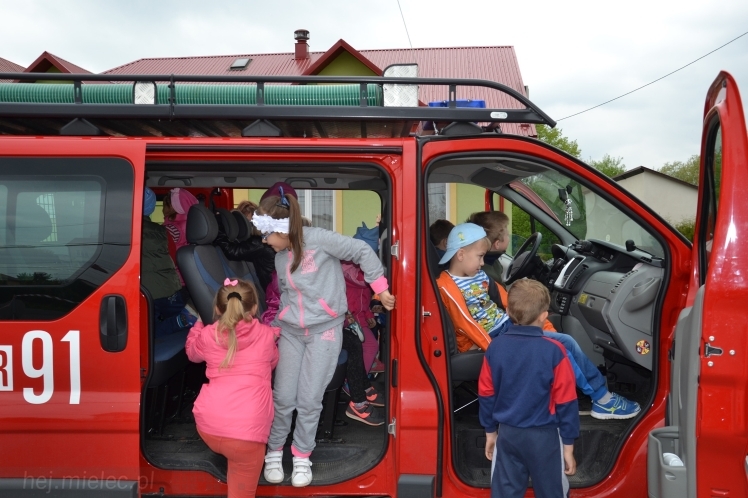 Pokaz strażaków z OSP Wadowice Górne dla uczniów