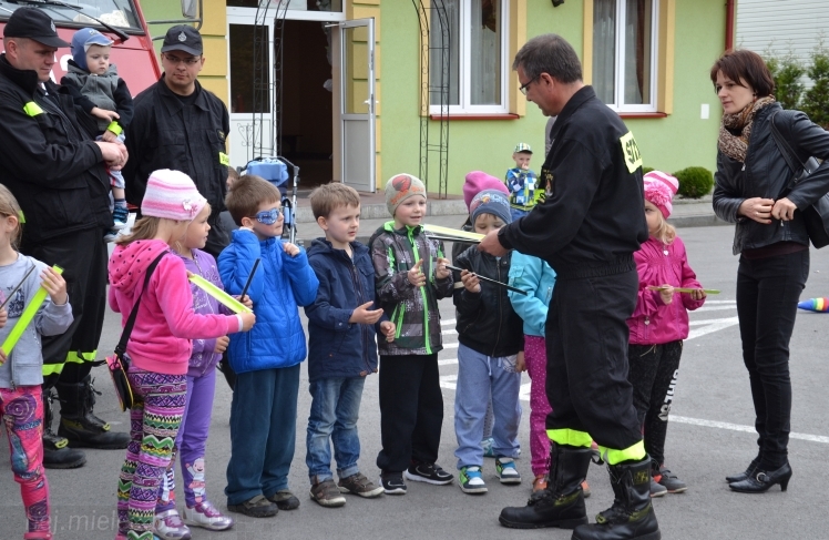 Pokaz strażaków z OSP Wadowice Górne dla uczniów