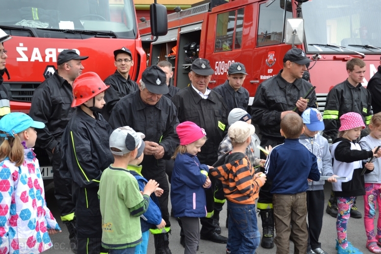 Pokaz strażaków z OSP Wadowice Górne dla uczniów