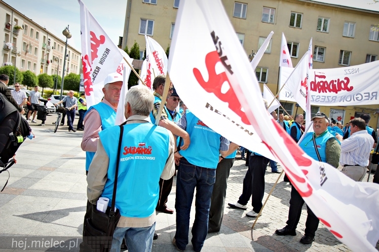 Pikieta w obronie PZL Mielec ws. przetargu na śmigłowce dla polskiej armii
