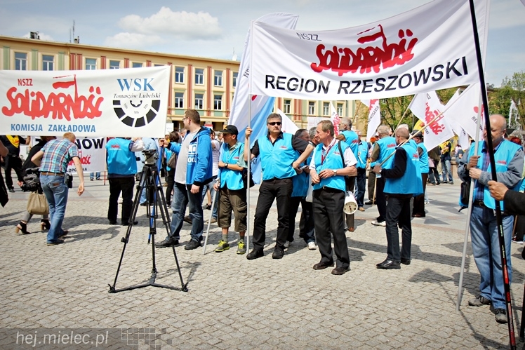 Pikieta w obronie PZL Mielec ws. przetargu na śmigłowce dla polskiej armii