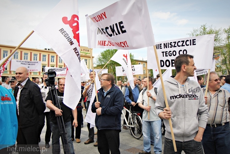 Pikieta w obronie PZL Mielec ws. przetargu na śmigłowce dla polskiej armii