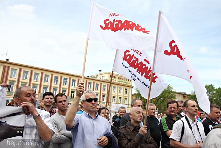 Pikieta w obronie PZL Mielec ws. przetargu na śmigłowce dla polskiej armii