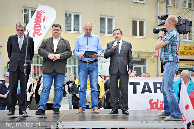 Pikieta w obronie PZL Mielec ws. przetargu na śmigłowce dla polskiej armii