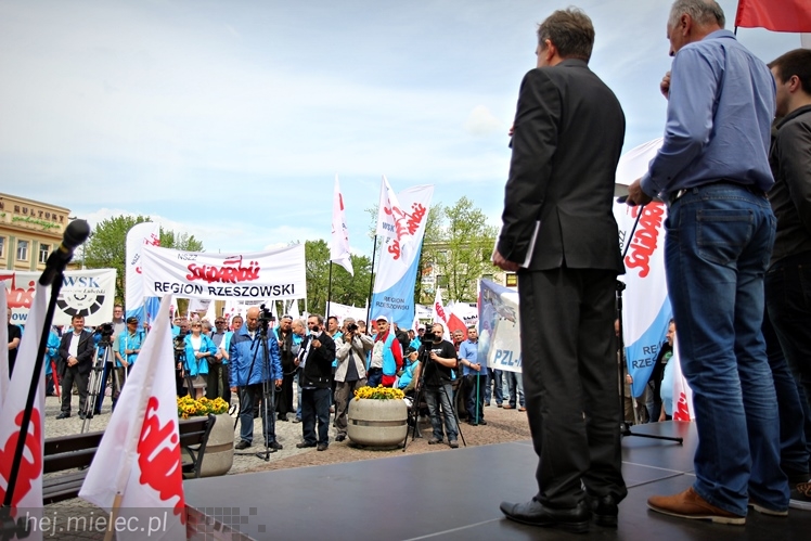 Pikieta w obronie PZL Mielec ws. przetargu na śmigłowce dla polskiej armii