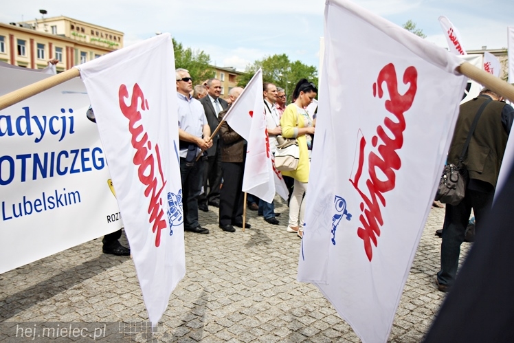 Pikieta w obronie PZL Mielec ws. przetargu na śmigłowce dla polskiej armii