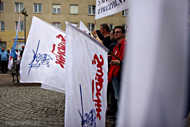 Pikieta w obronie PZL Mielec ws. przetargu na śmigłowce dla polskiej armii