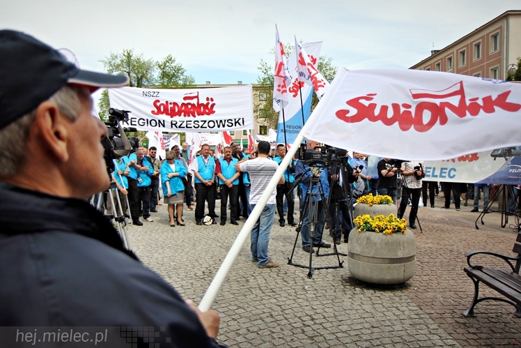 Pikieta w obronie PZL Mielec ws. przetargu na śmigłowce dla polskiej armii