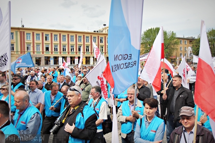 Pikieta w obronie PZL Mielec ws. przetargu na śmigłowce dla polskiej armii