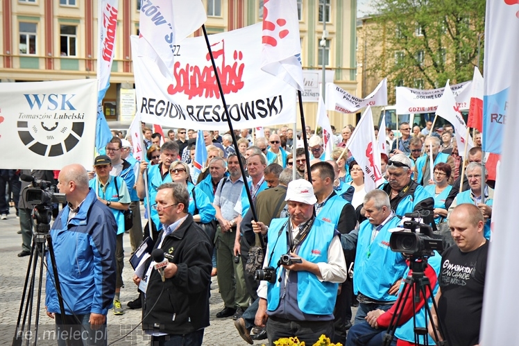Pikieta w obronie PZL Mielec ws. przetargu na śmigłowce dla polskiej armii