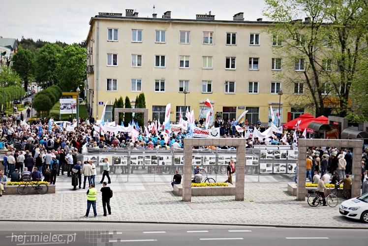 Pikieta w obronie PZL Mielec ws. przetargu na śmigłowce dla polskiej armii